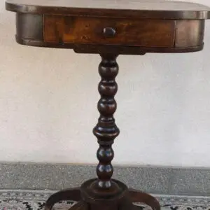 Piccolo tavolino in noce